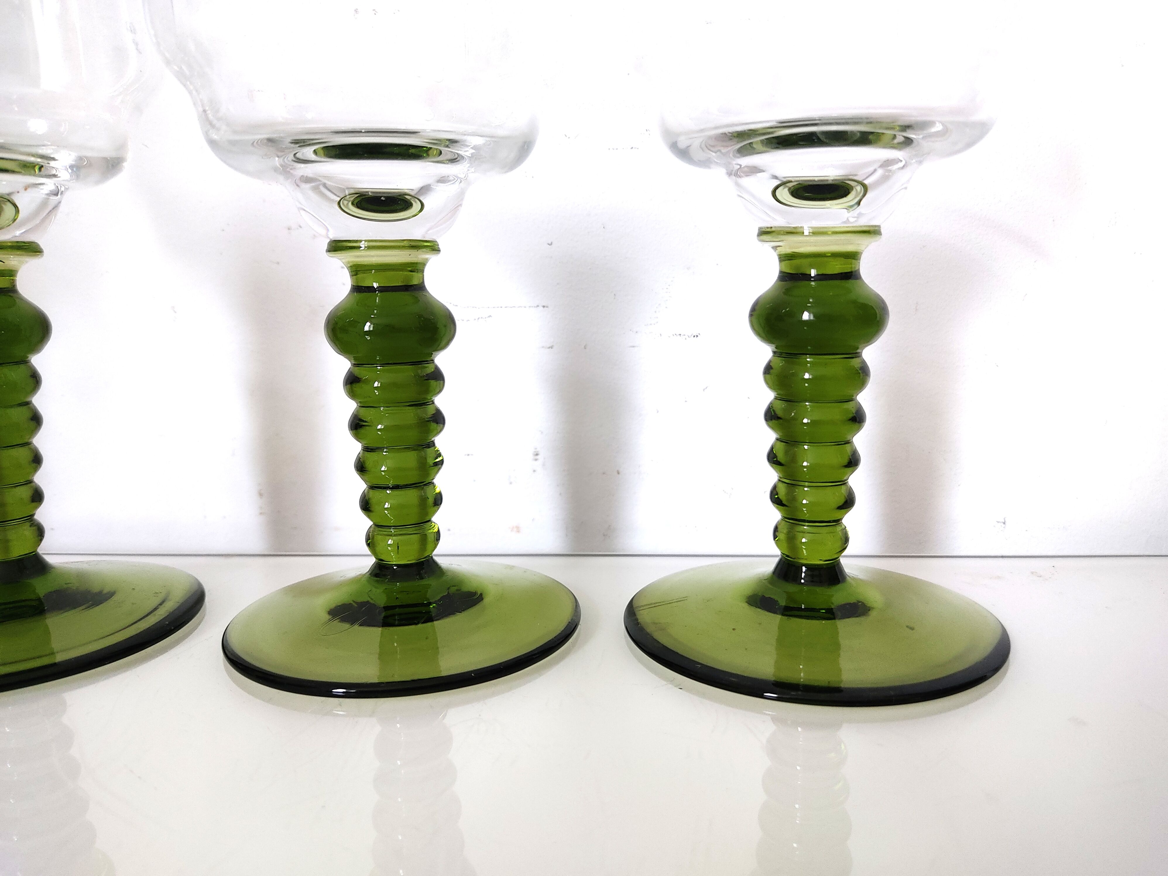 Set of 4 crystal glasses with green foot