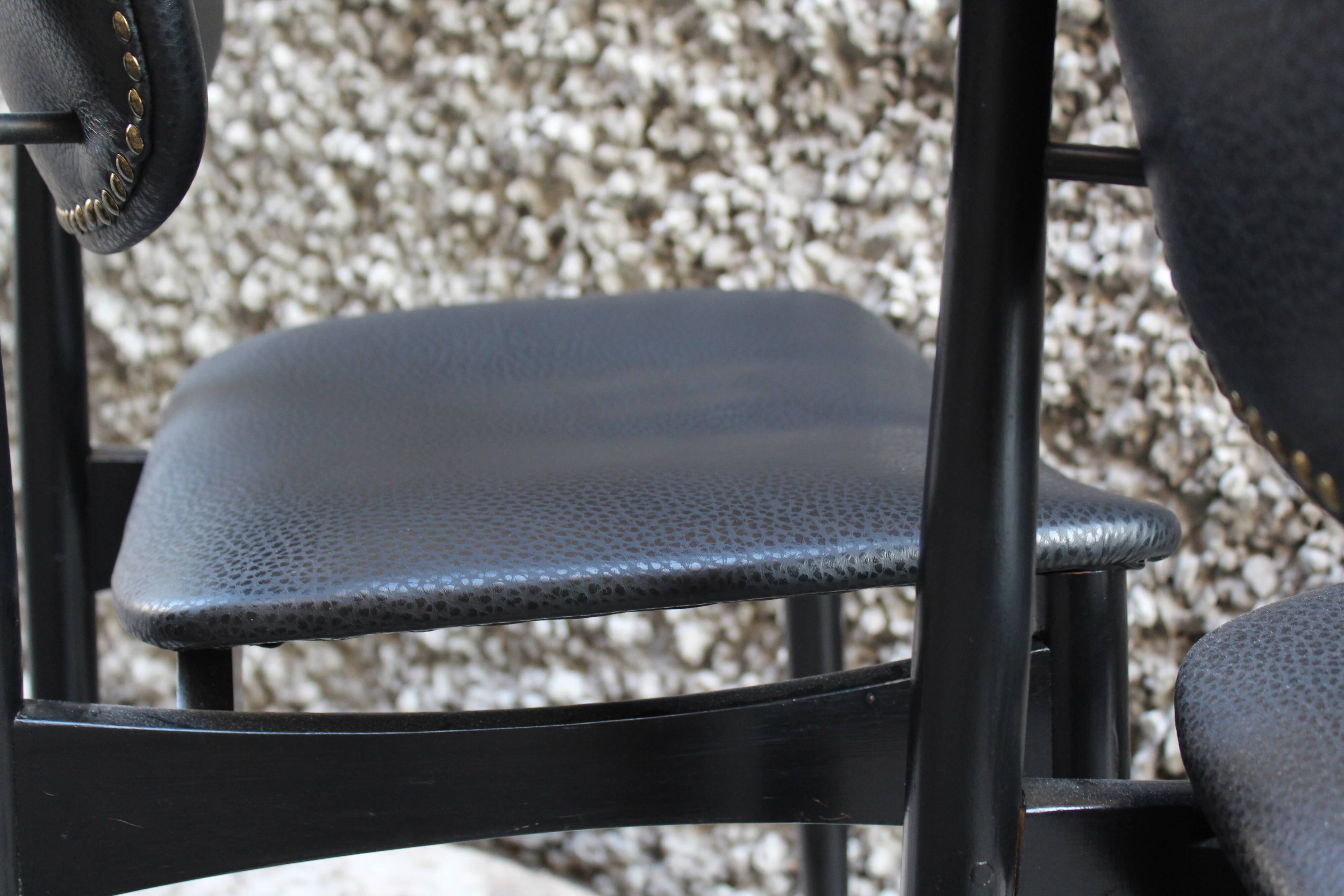 Coppia di sedie cassina da ufficio vintage in pelle nera, italia 1950, ottimo stato.