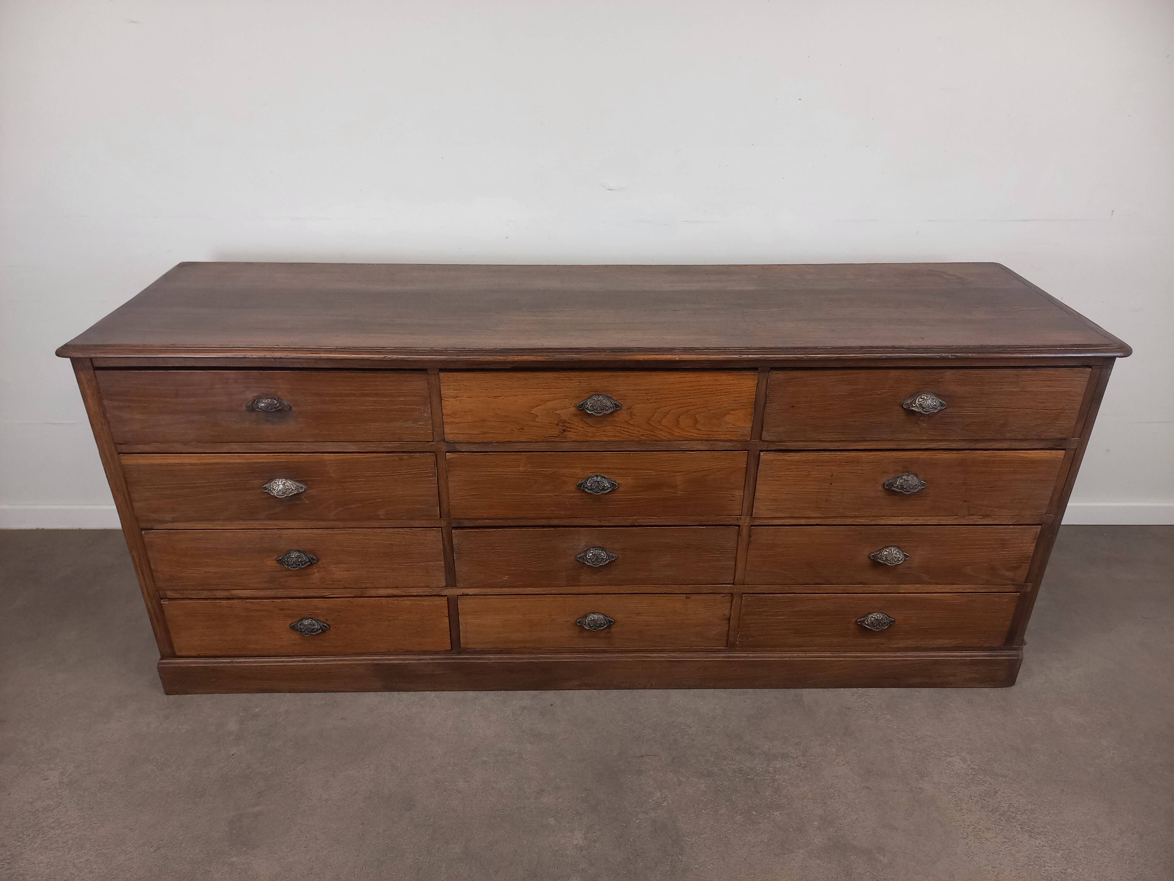 Banque de magasin à tiroirs en chêne