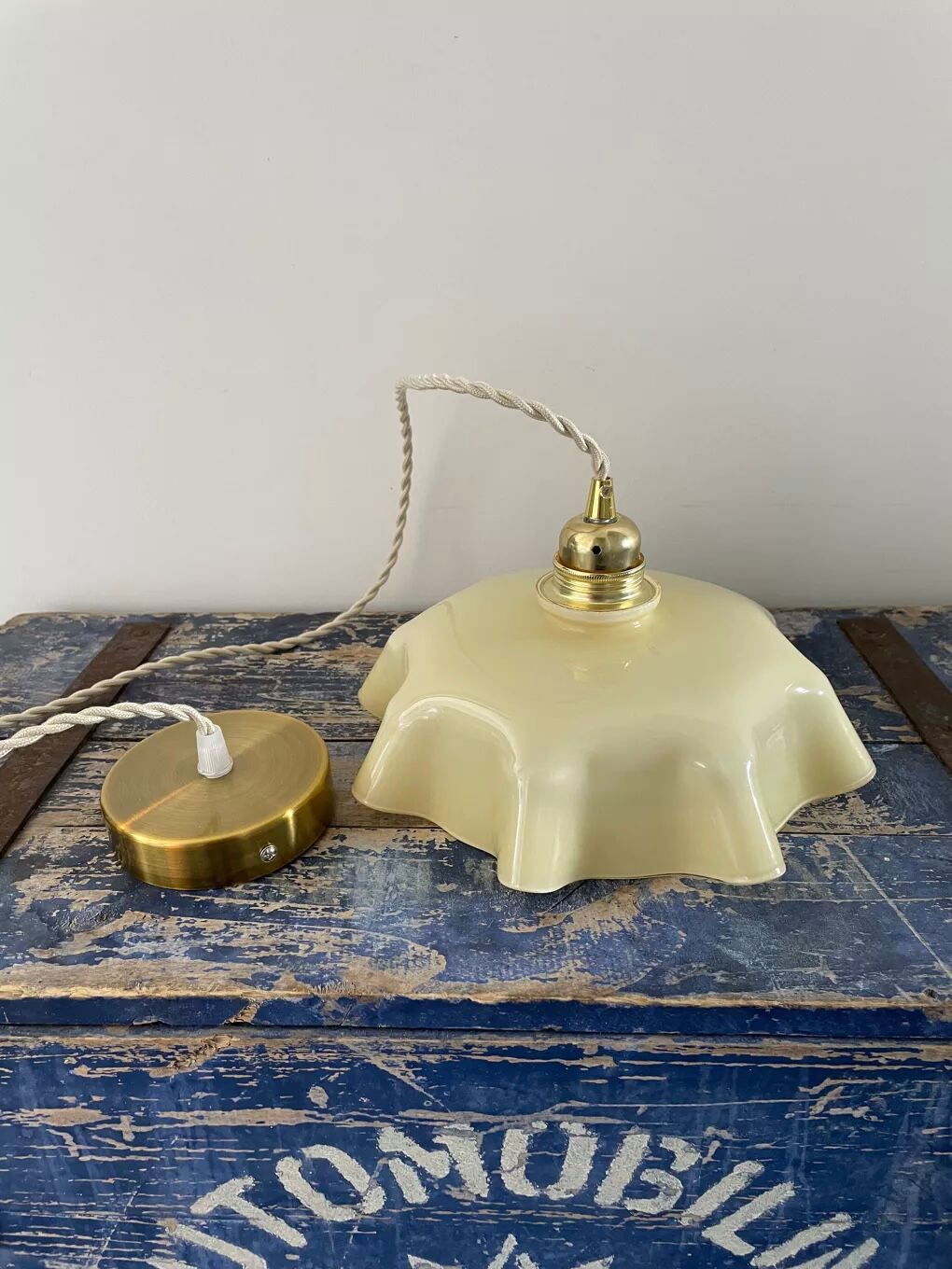 Beige opaline suspension