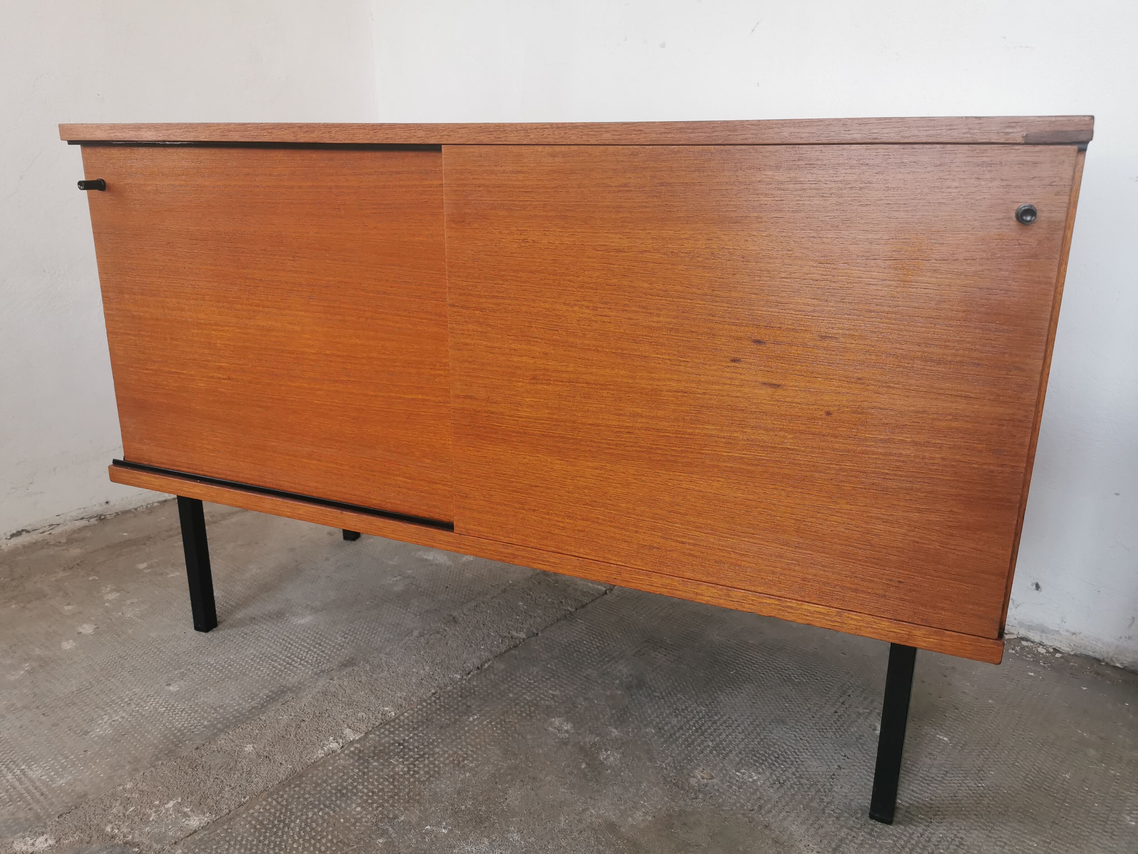 Buffet portes coulissantes en teck de Gunther Renkel pour Rego