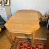 Extendable wooden art deco table for 4 to 8 people