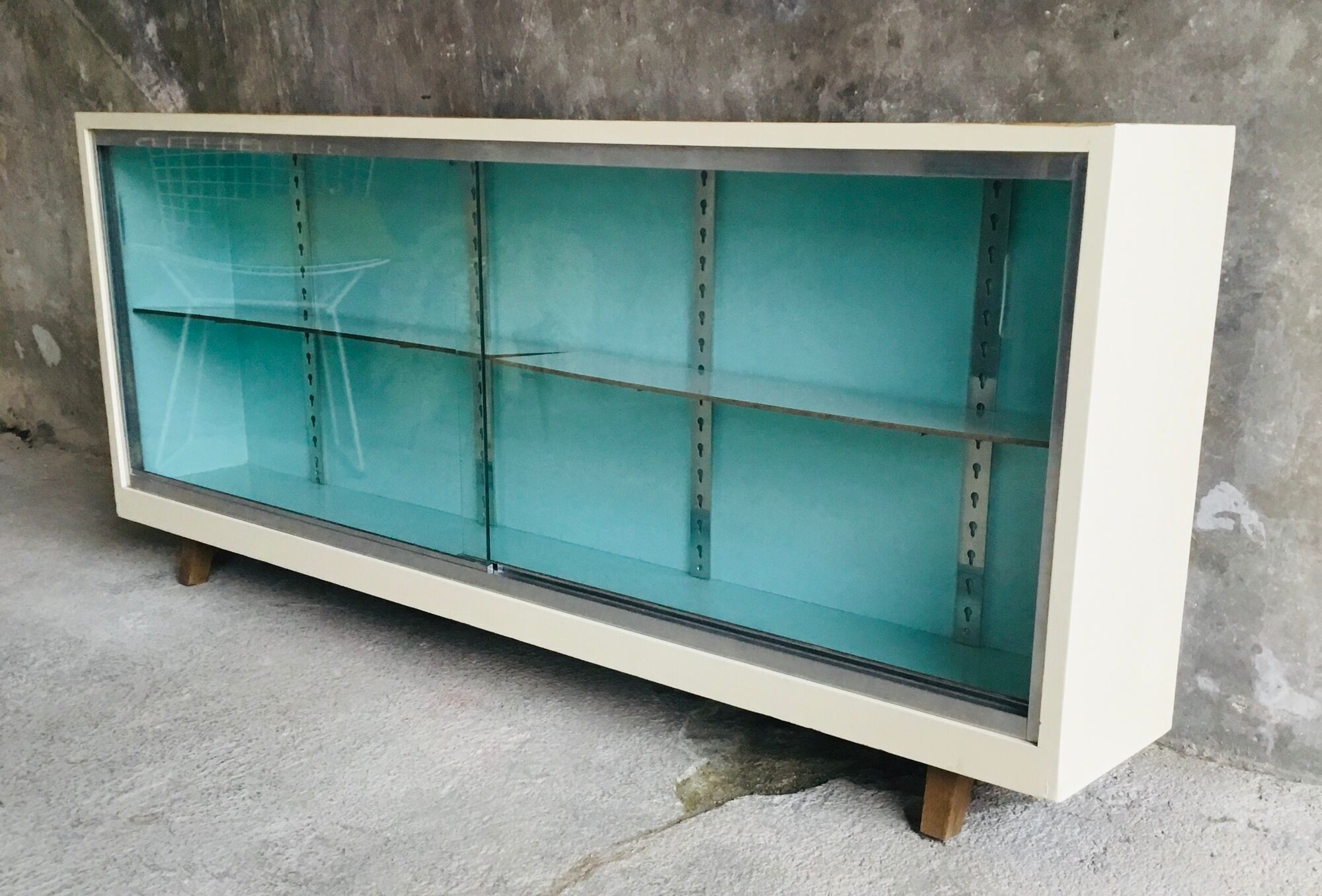 Showcase on feet forming enfilade - vintage furniture - 1960