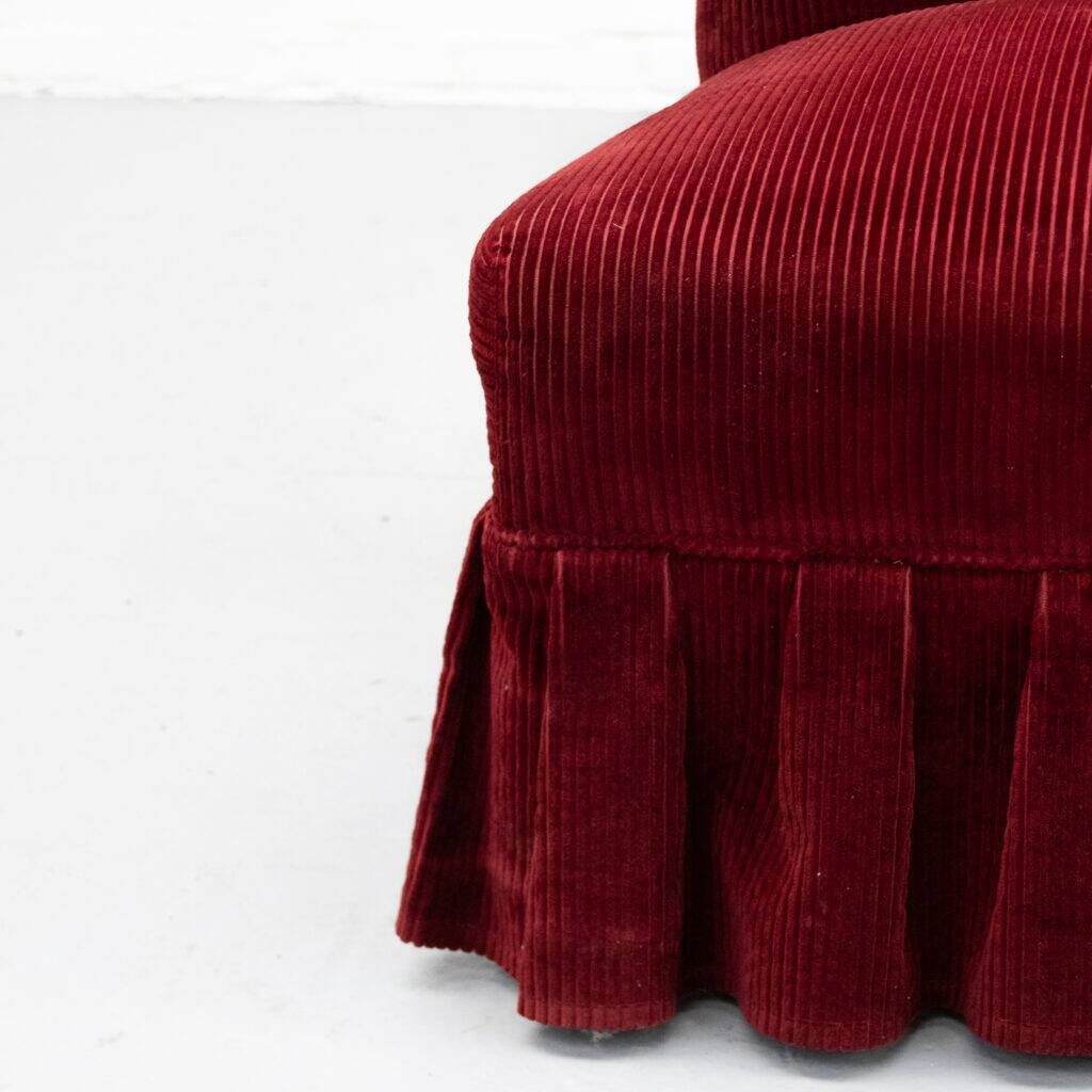 Fauteuil crapaud en velours côtelé rouge des années 1960