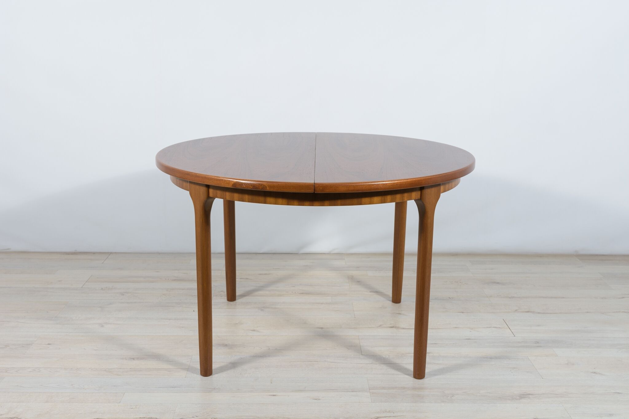 Round extendable dining table from McIntosh, 1960s