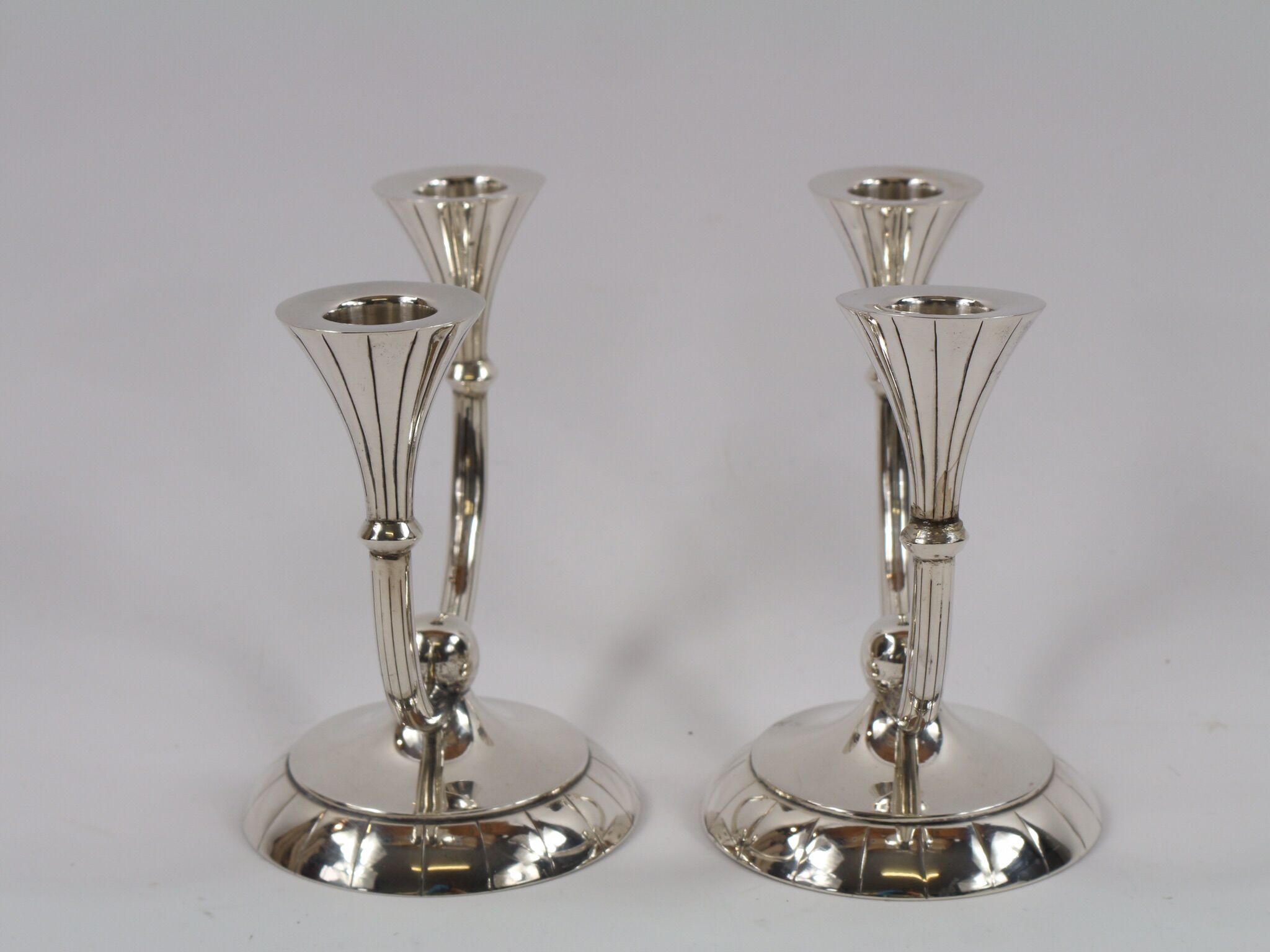 Paire de chandeliers candélabres avec porte-bougie double fait d'argent