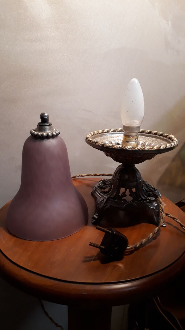 Lampe de chevet sur pied en regule avec tulipepate de verre pourpre violet leger