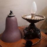 Lampe de chevet sur pied en regule avec tulipepate de verre pourpre violet leger