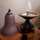 Lampe de chevet sur pied en regule avec tulipepate de verre pourpre violet leger