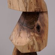 Table d’appoint sculpturale en bois massif, design contemporain original, logniture