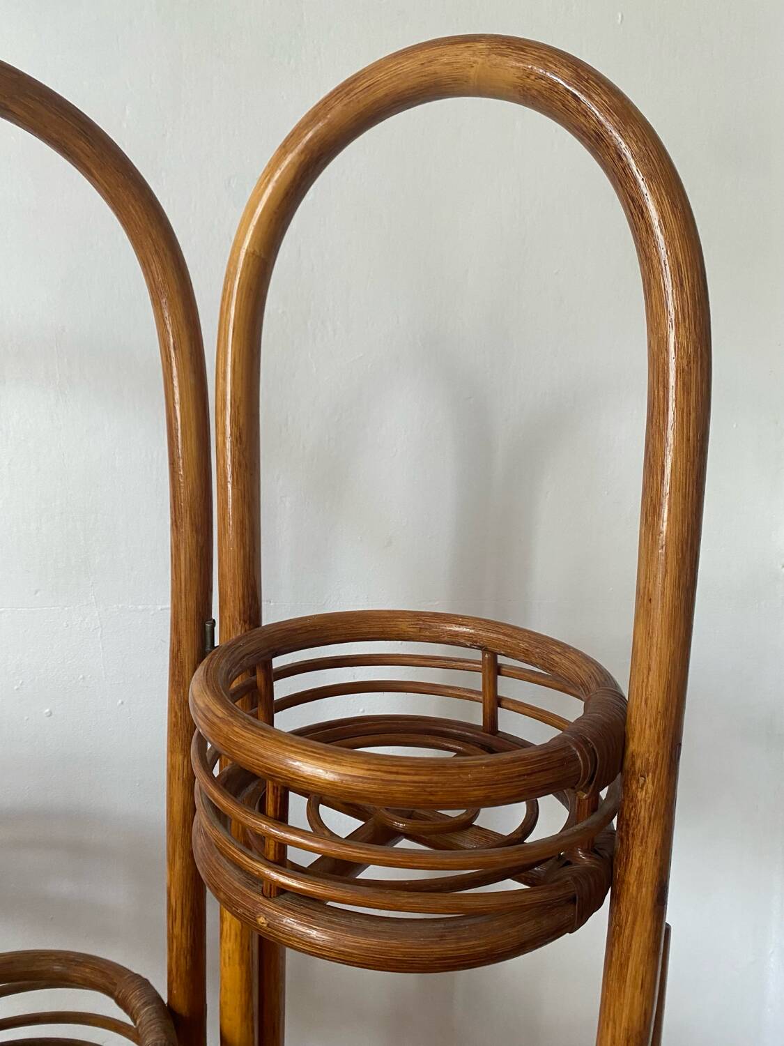 Rattan plant stand screen