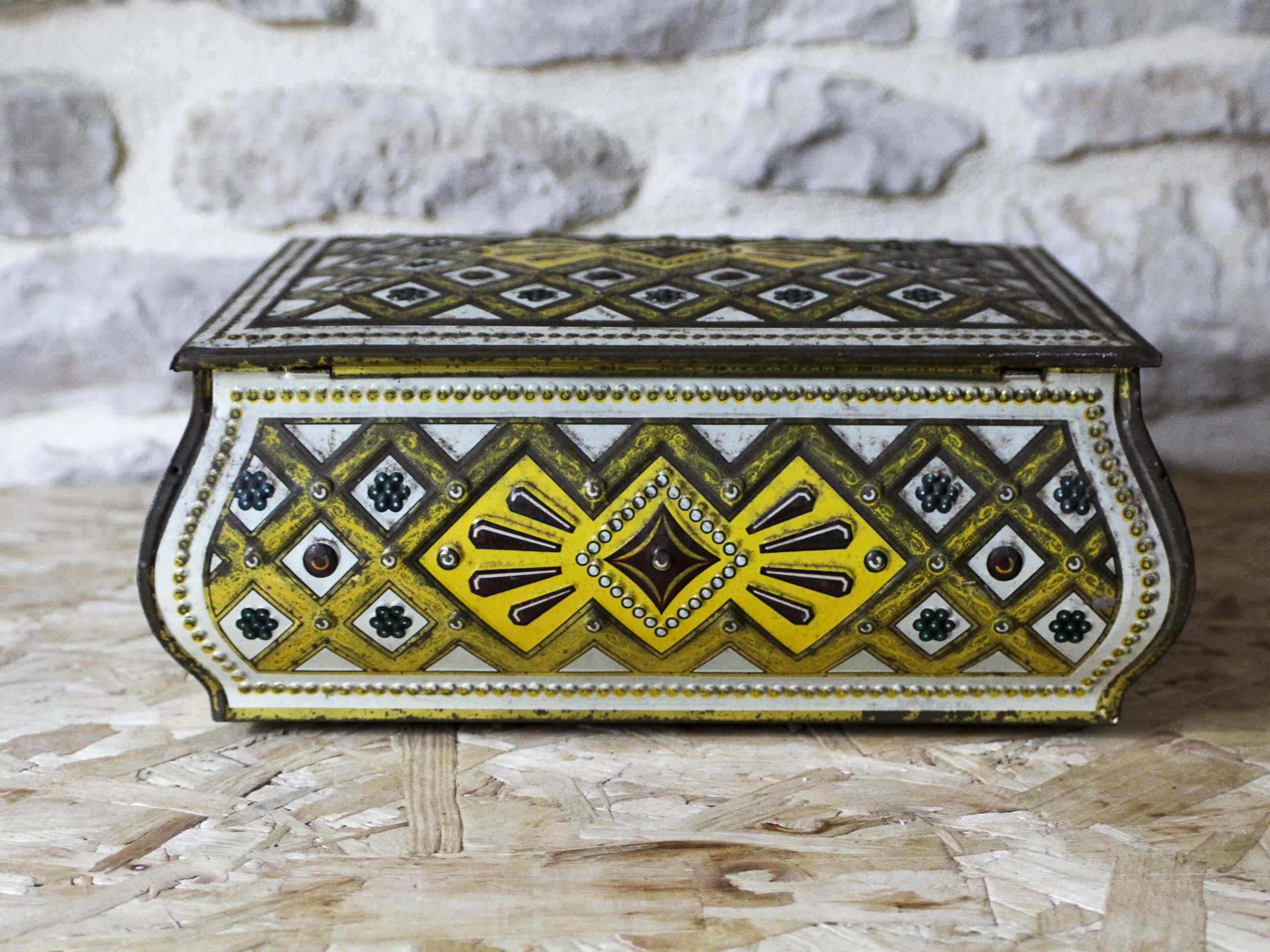 Old Victoria metal biscuit box