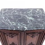 Commode ancienne en bois et pierre, France, fin du XIXe siècle.
