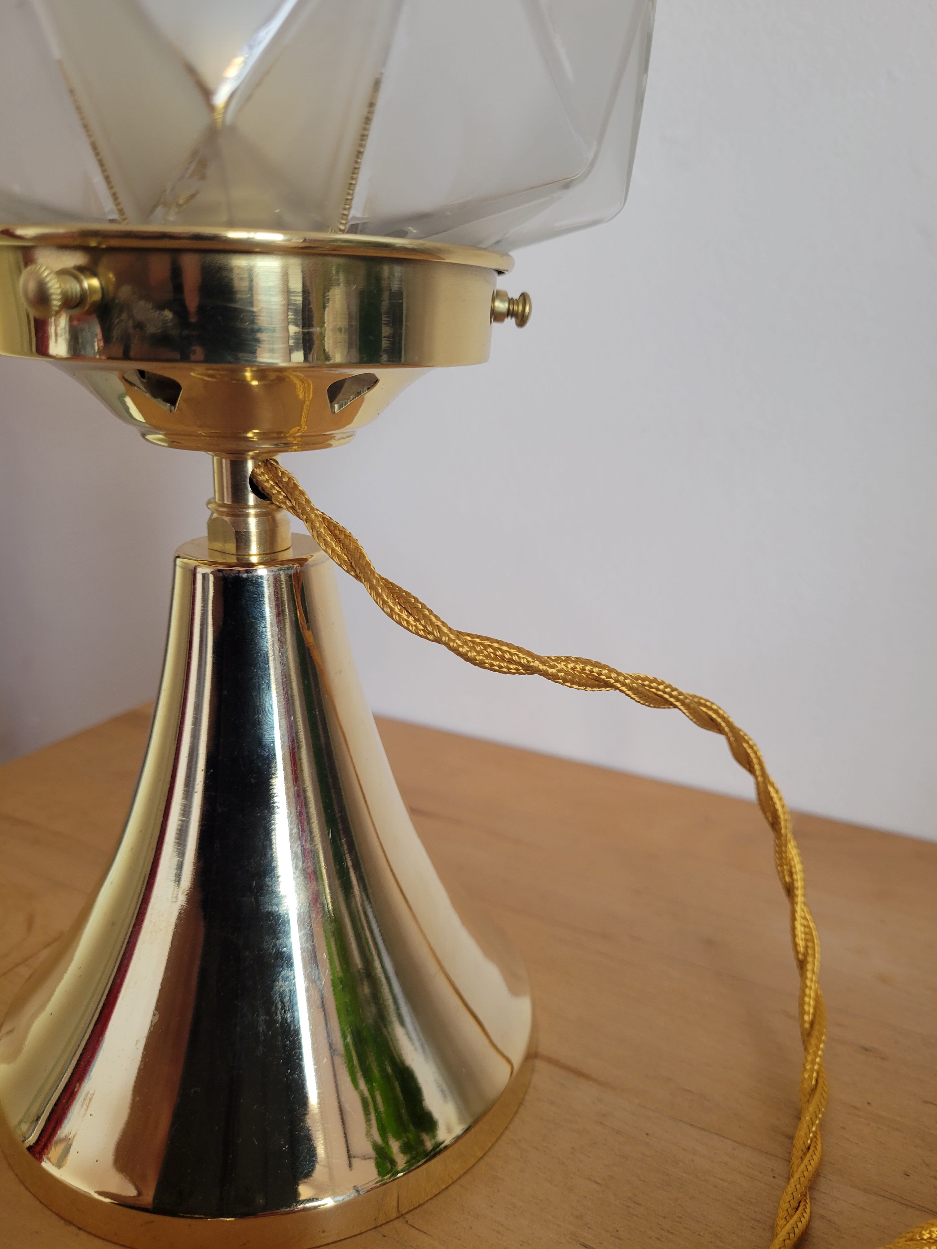 Lampe en laiton avec globe à facettes