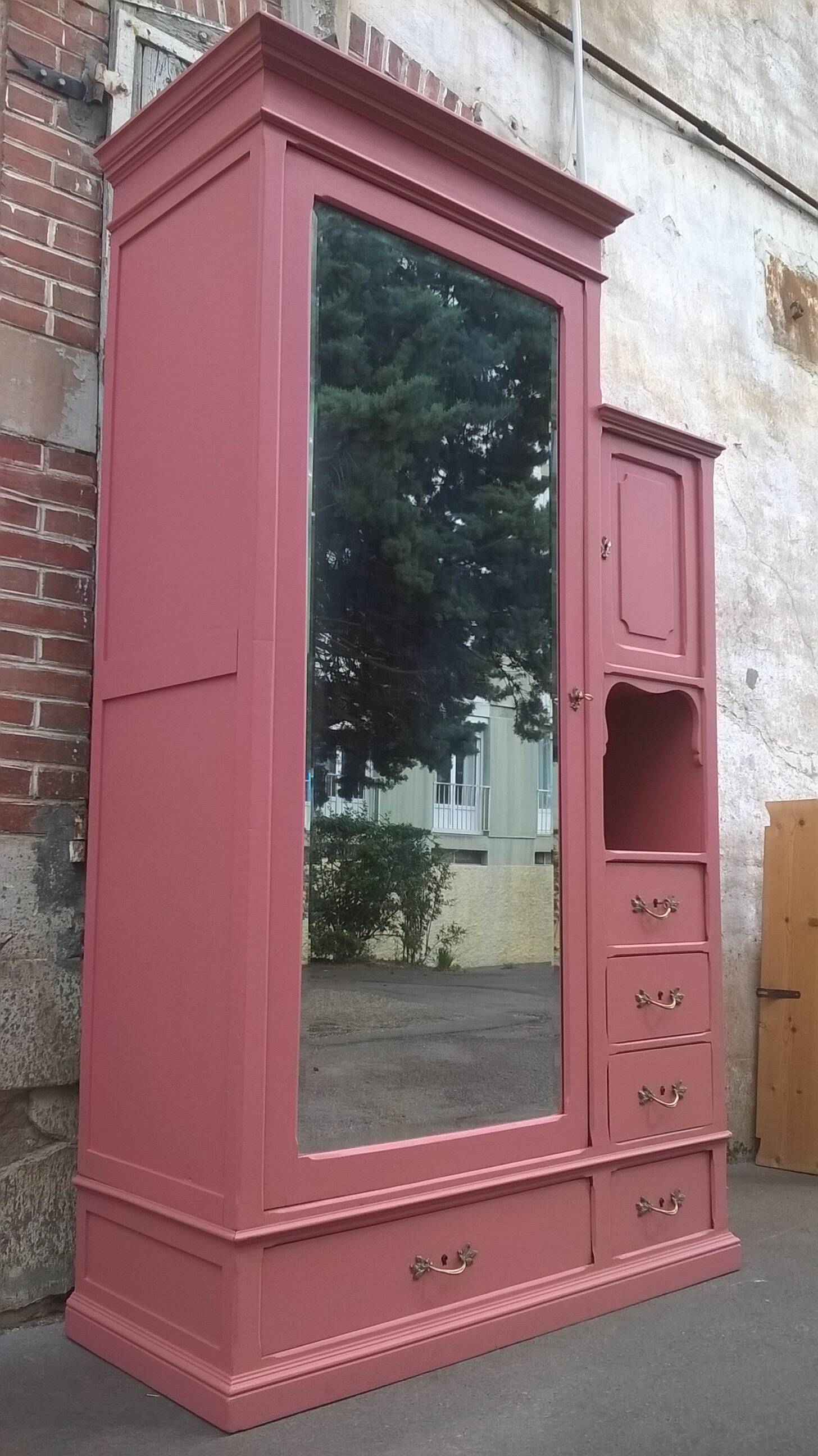 Parisian hotel wardrobe year 1900