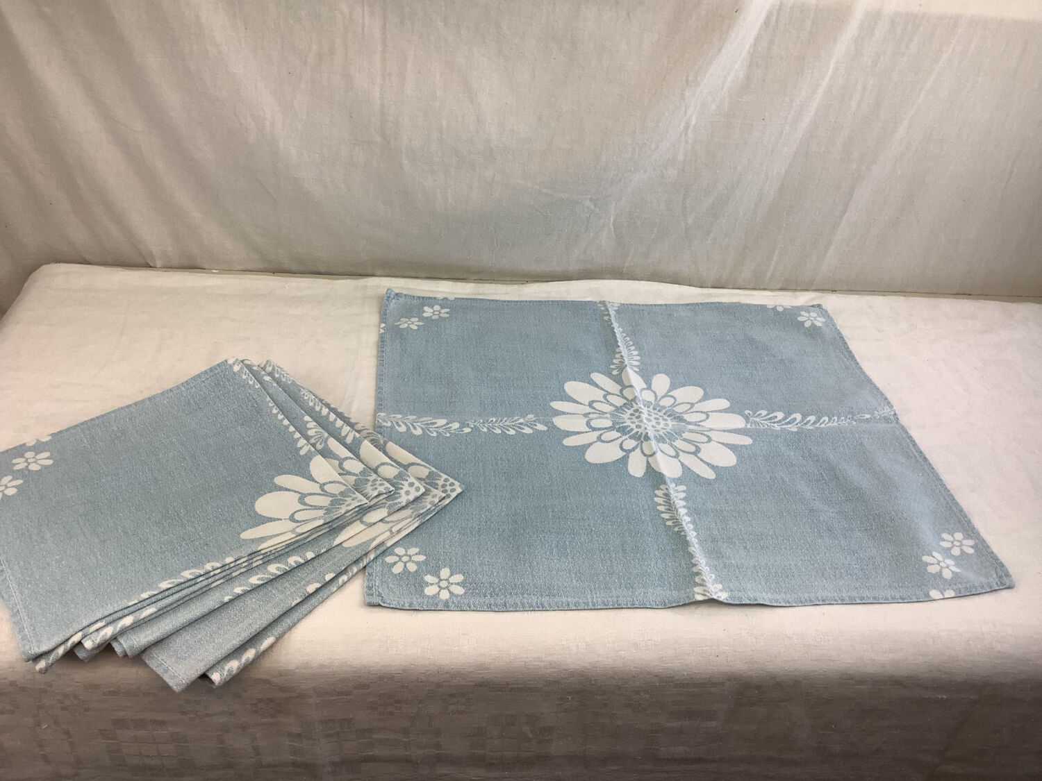 Oval tablecloth and 6 towels