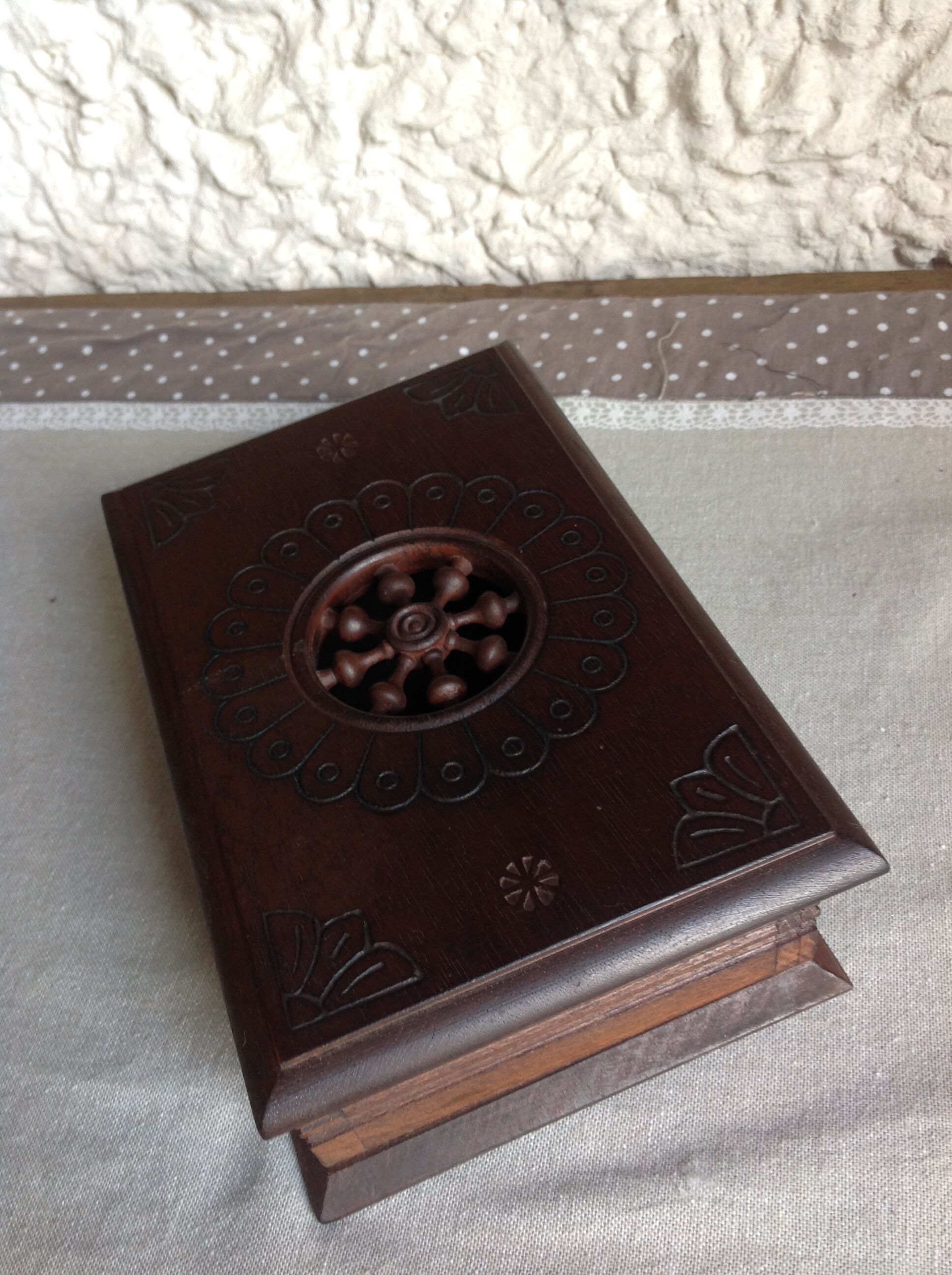 Old cigarette box in openwork varnished wood 30-40s