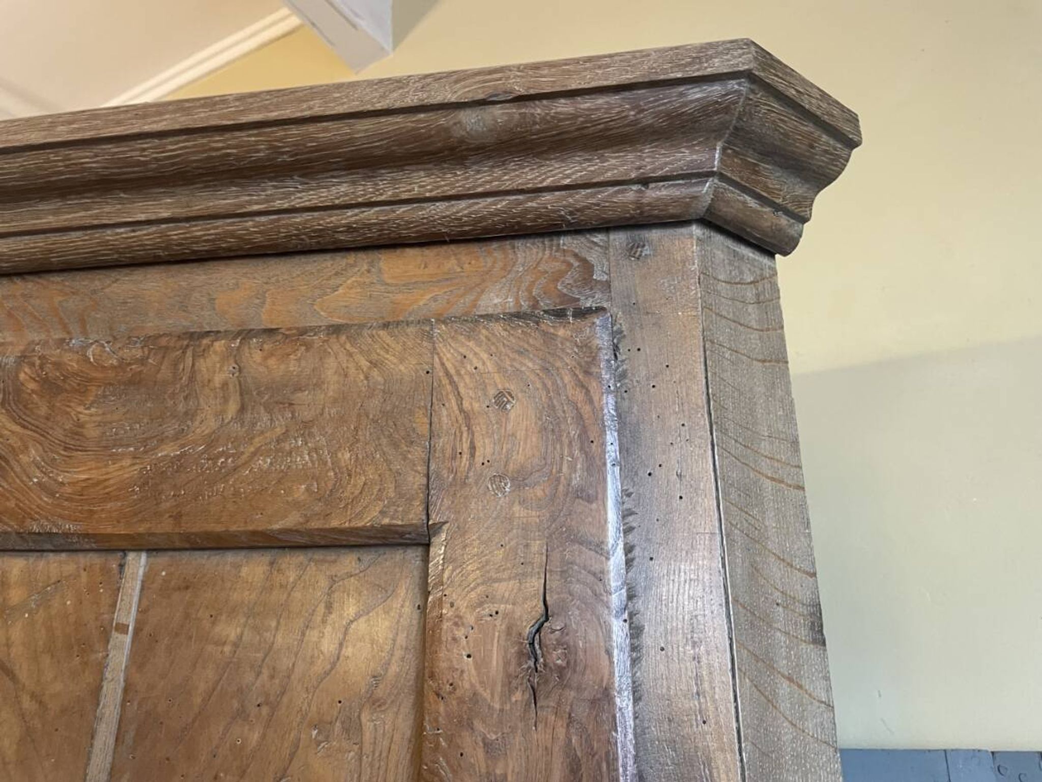 Armoire d'angle provinciale XIXe siècle noyer/chêne