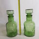 Paire de flacons en verre moulé vert années 70