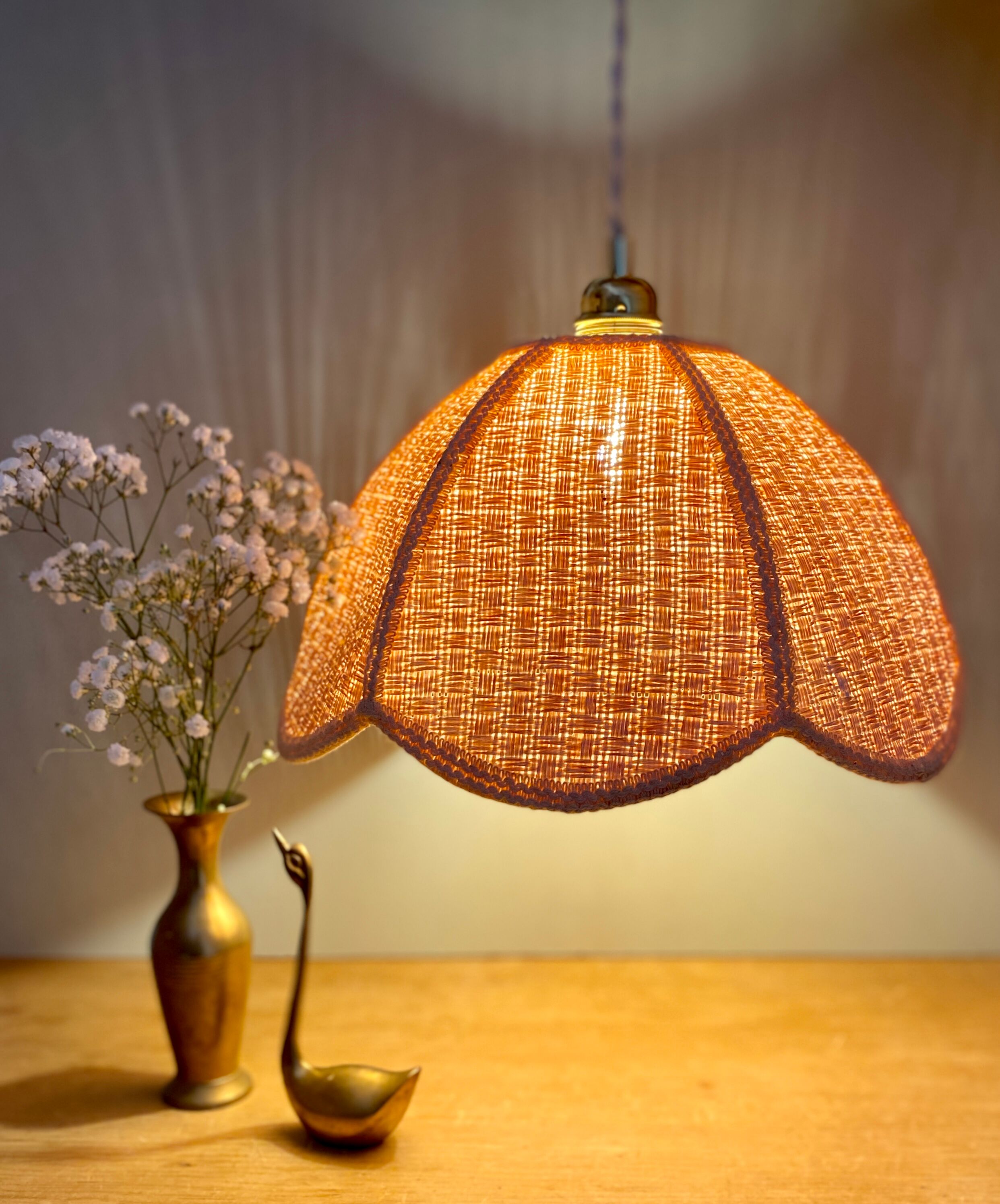 Suspension abat-jour vintage en matière naturelle rose