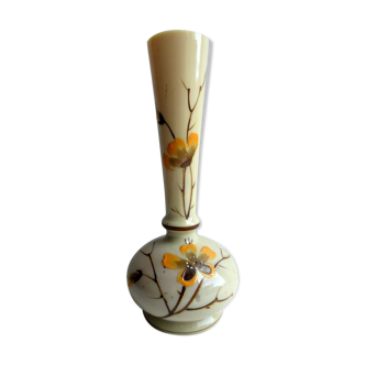 Vase soliflore art déco en opaline beige émaillé de fleurs sur tiges