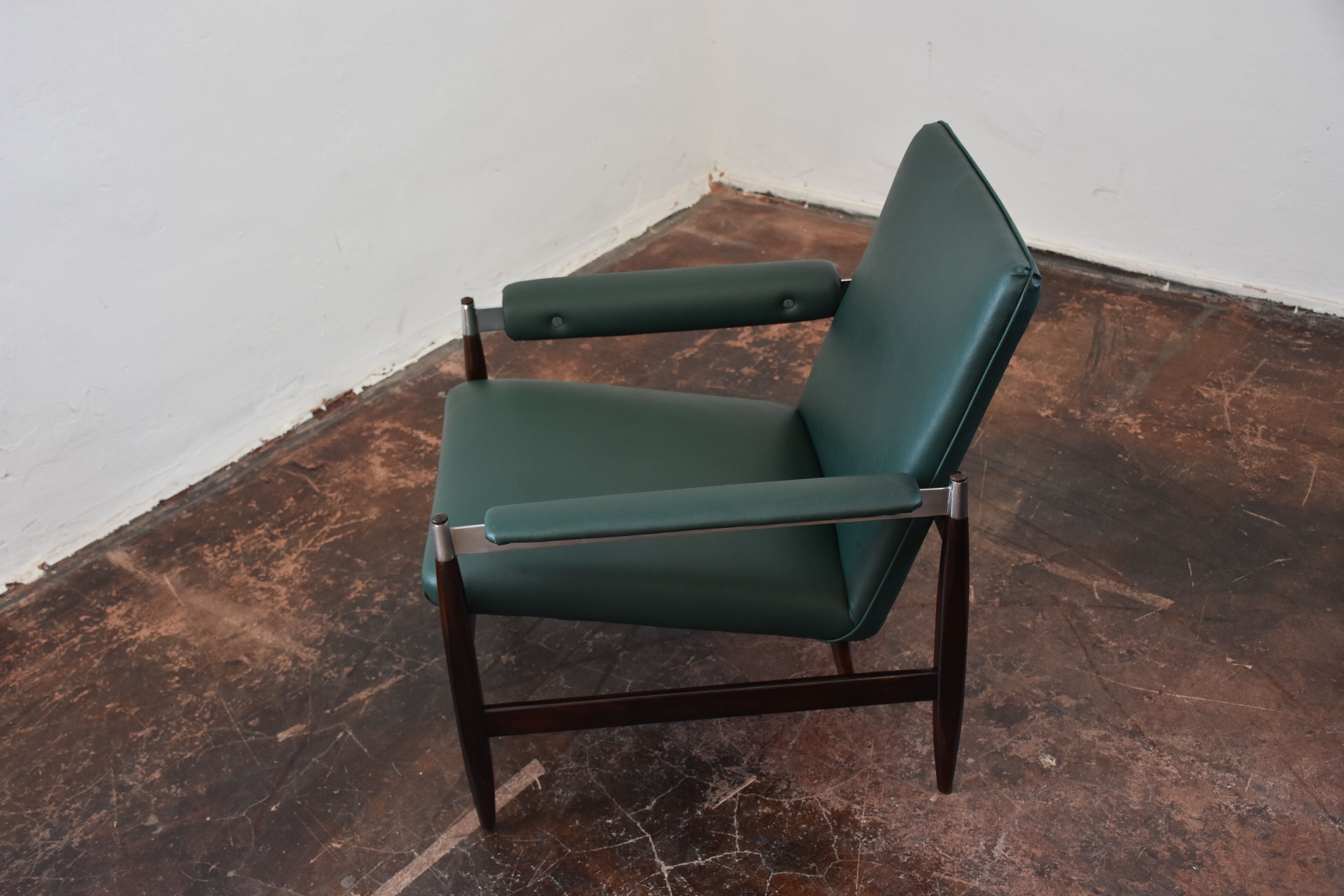 Fauteuil en palissandre & simili cuir modèle 112 par Leolux, années 1960