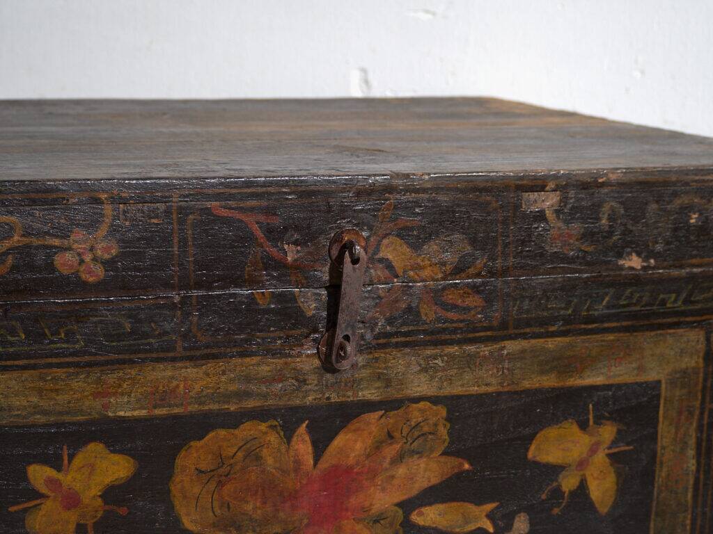 Antique painted wooden chest – Polychrome Chinese dowry chest – circa 1880–1920