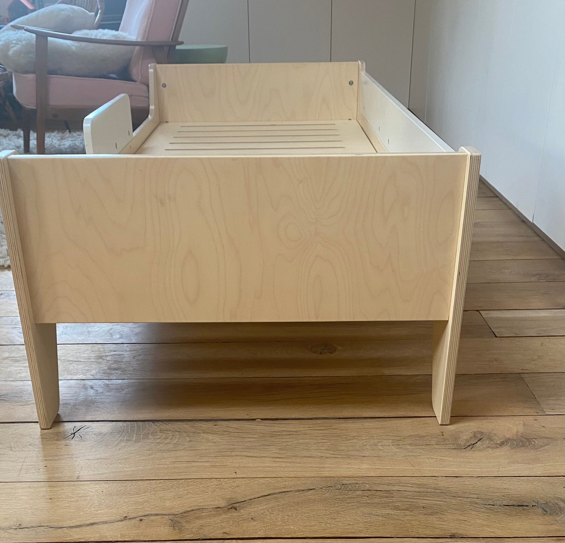 Evolutionary children's bed in light wood