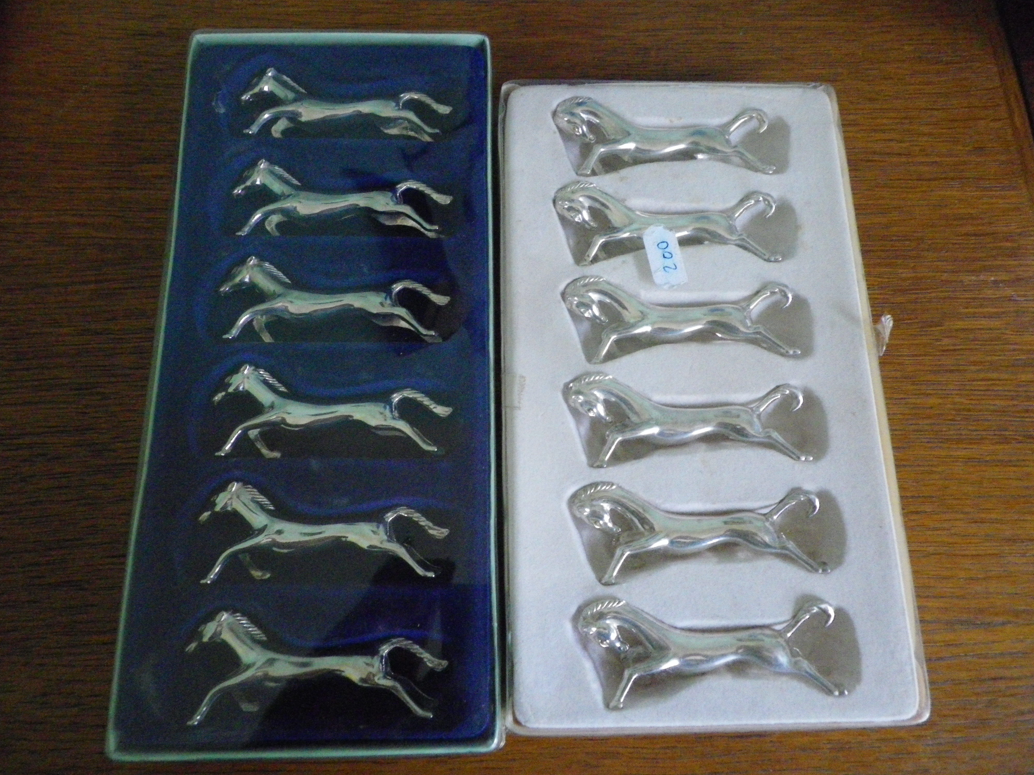 Silver metal knives in their origin box