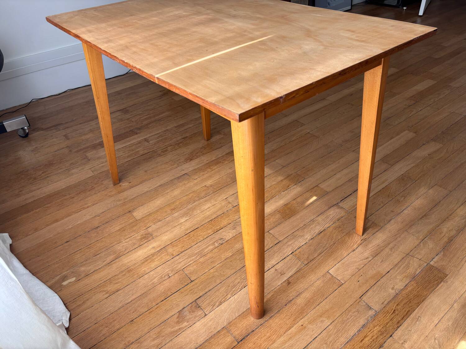 Desk with tapered legs