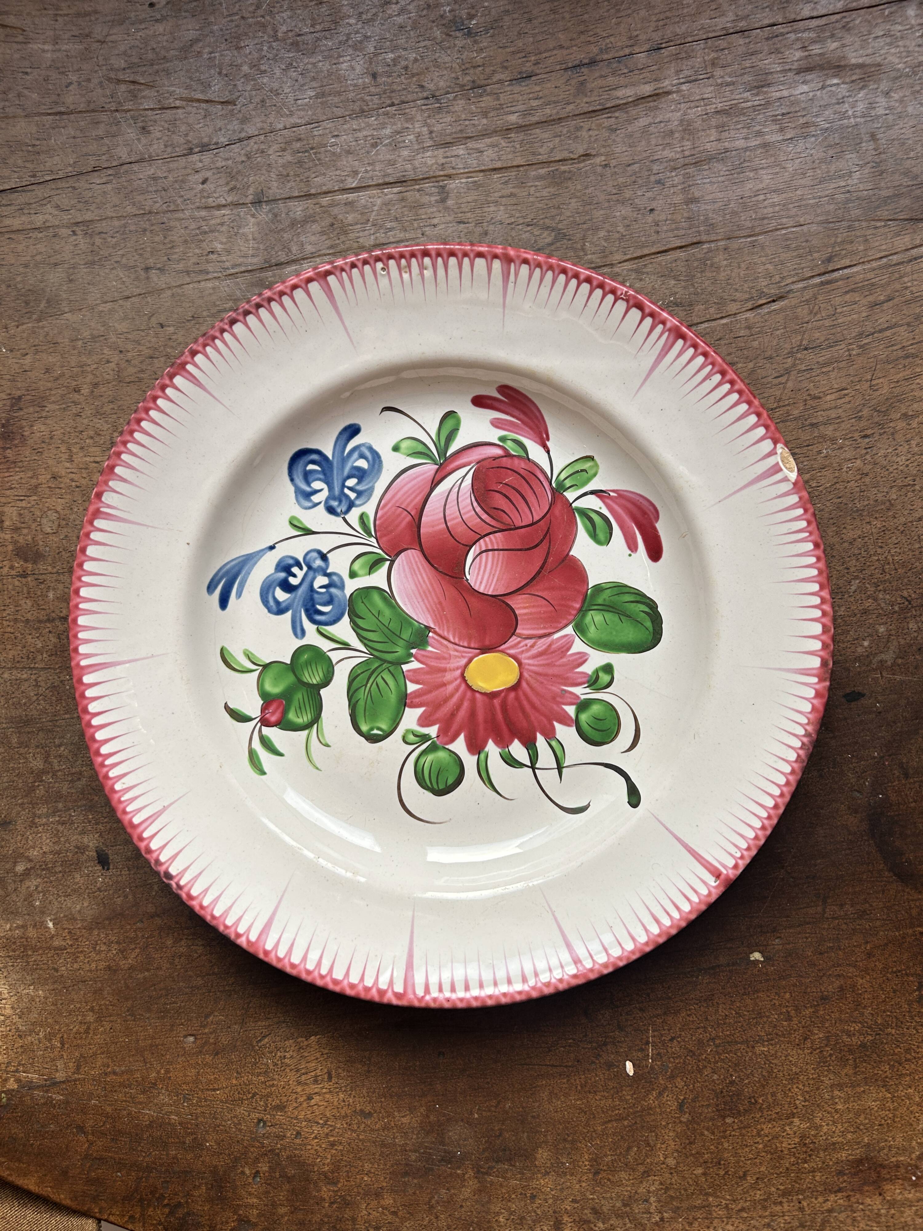 Set of 2 plates 18th century – Faïence des Islettes – Hand-painted floral decoration
