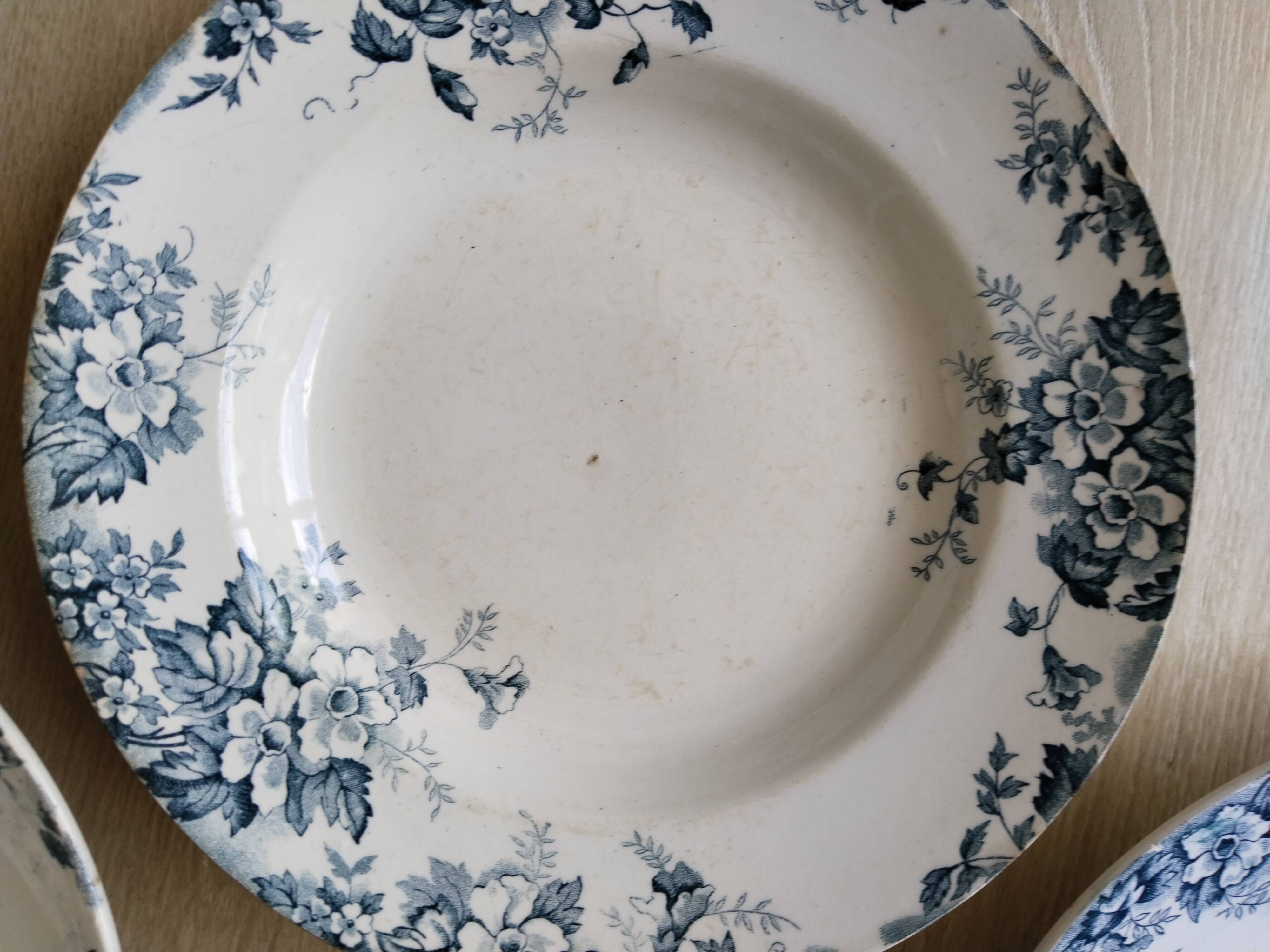 Assiettes creuses ( 5 ) en faïence de Saint Amand et Hamage  , Terre de fer , modèle Marie Louise