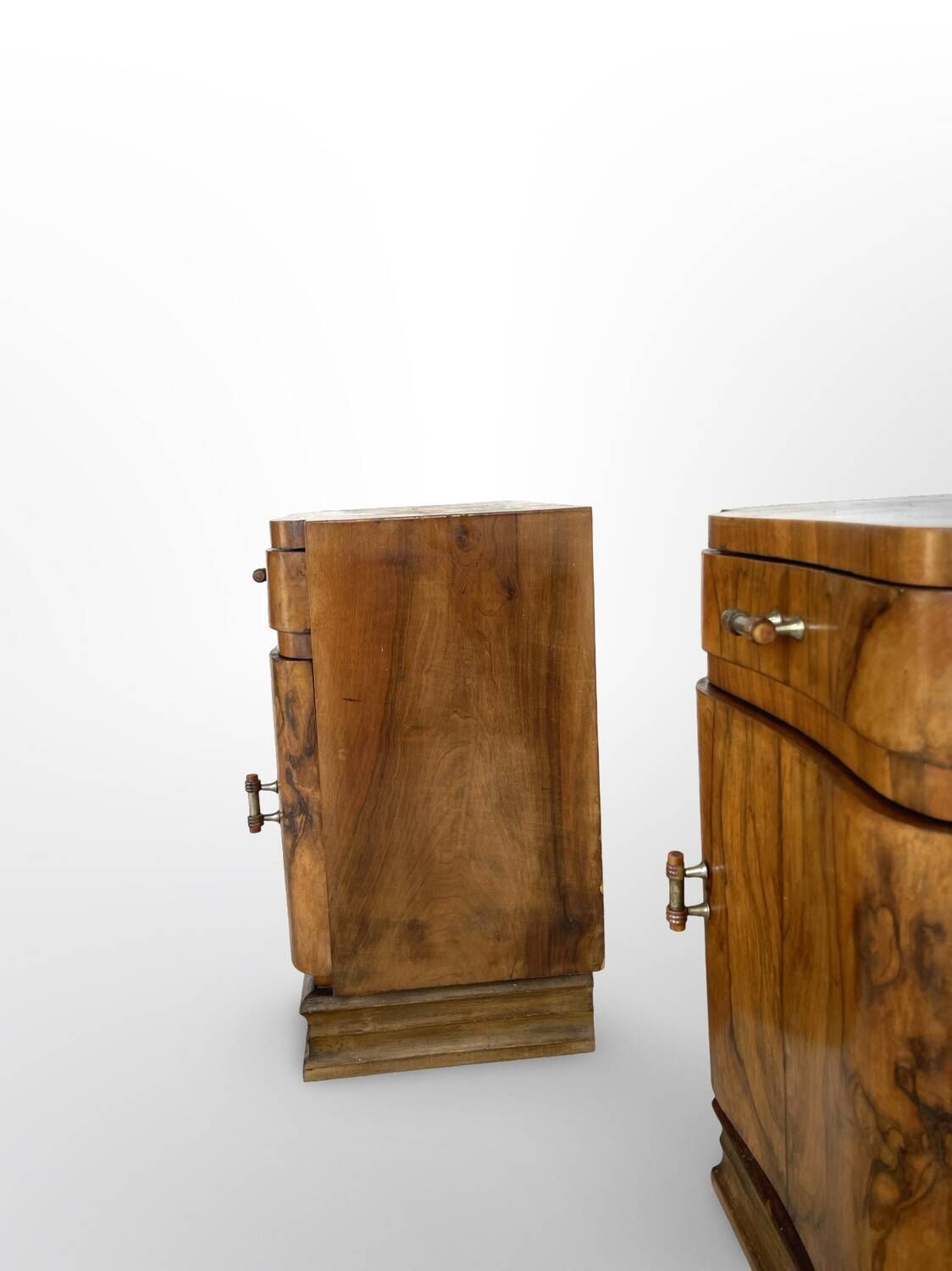 Tables de chevet Art déco italiennes en ronce de noyer, années 1930.