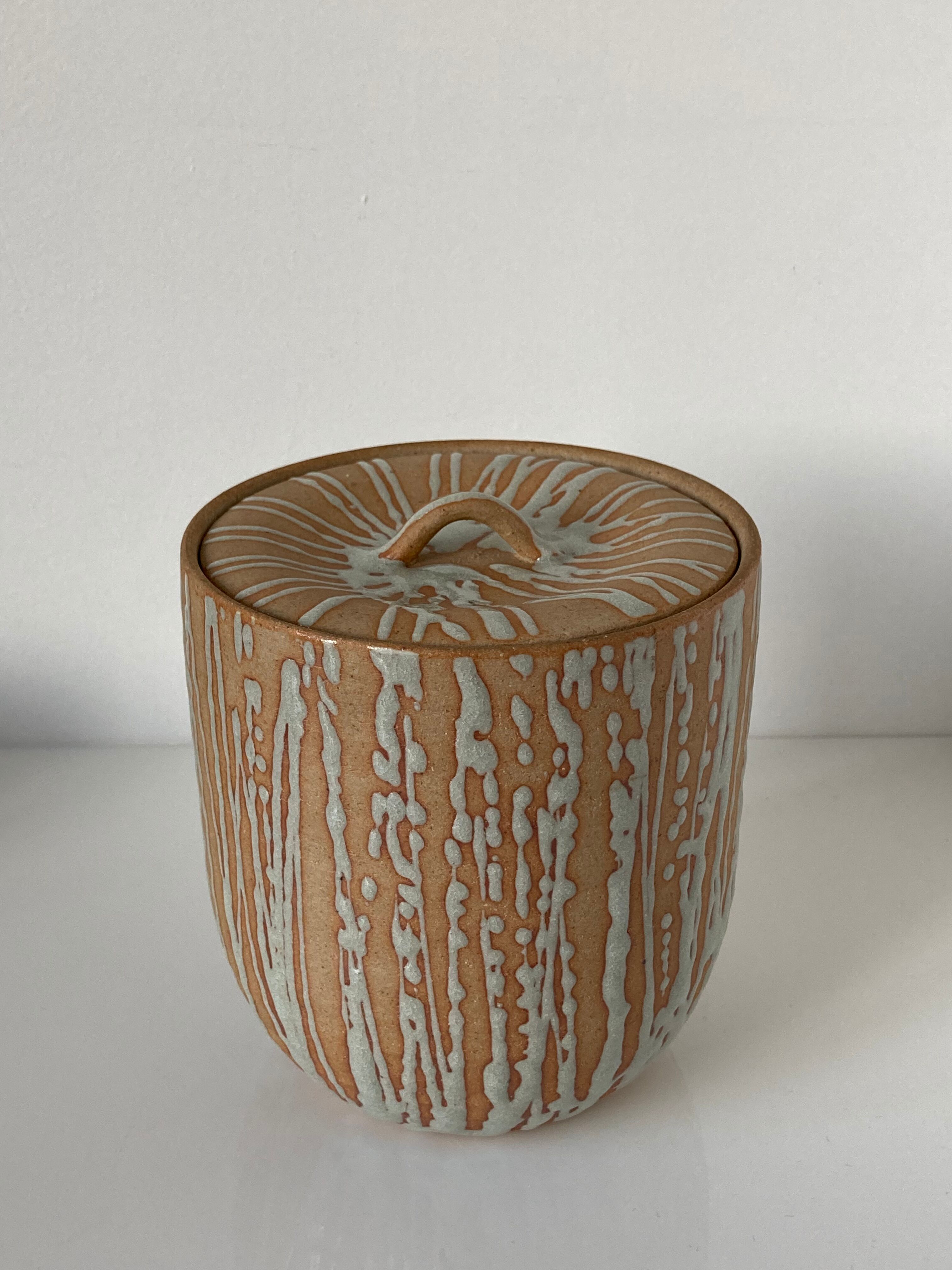 Large Japanese minguei covered pot in stoneware decorated with fine coulure, enamelled interior