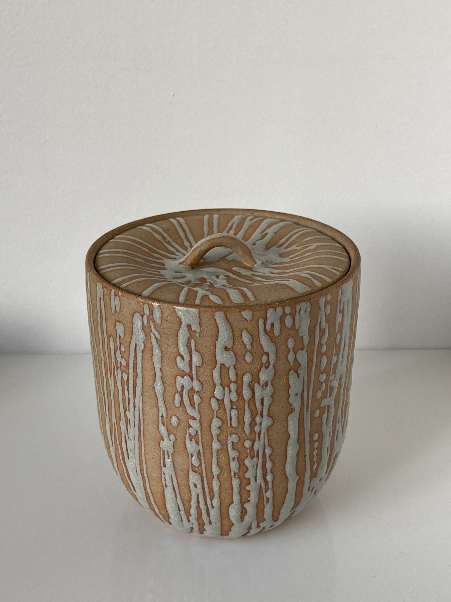 Pot couvert japonais minguei en grès à décor de fines coulure, l’intérieur émaillé