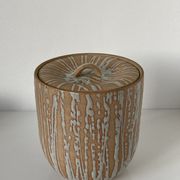 Pot couvert japonais minguei en grès à décor de fines coulure, l’intérieur émaillé