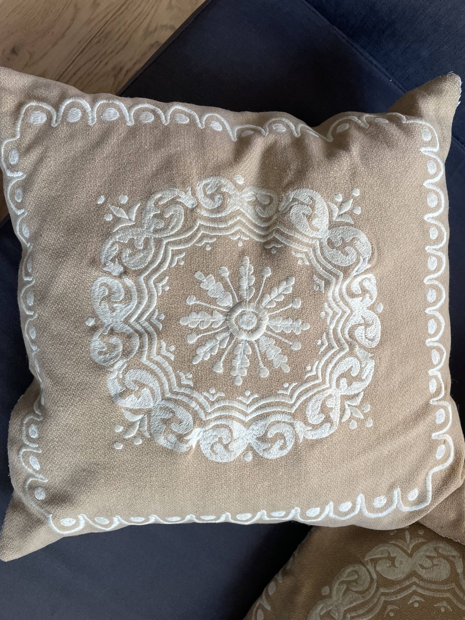 Coussin Pierre Frey Paris 40x40 laine brodée – garnissage plumes