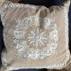 Coussin Pierre Frey Paris 40x40 laine brodée – garnissage plumes