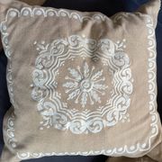 Coussin Pierre Frey Paris 40x40 laine brodée – garnissage plumes