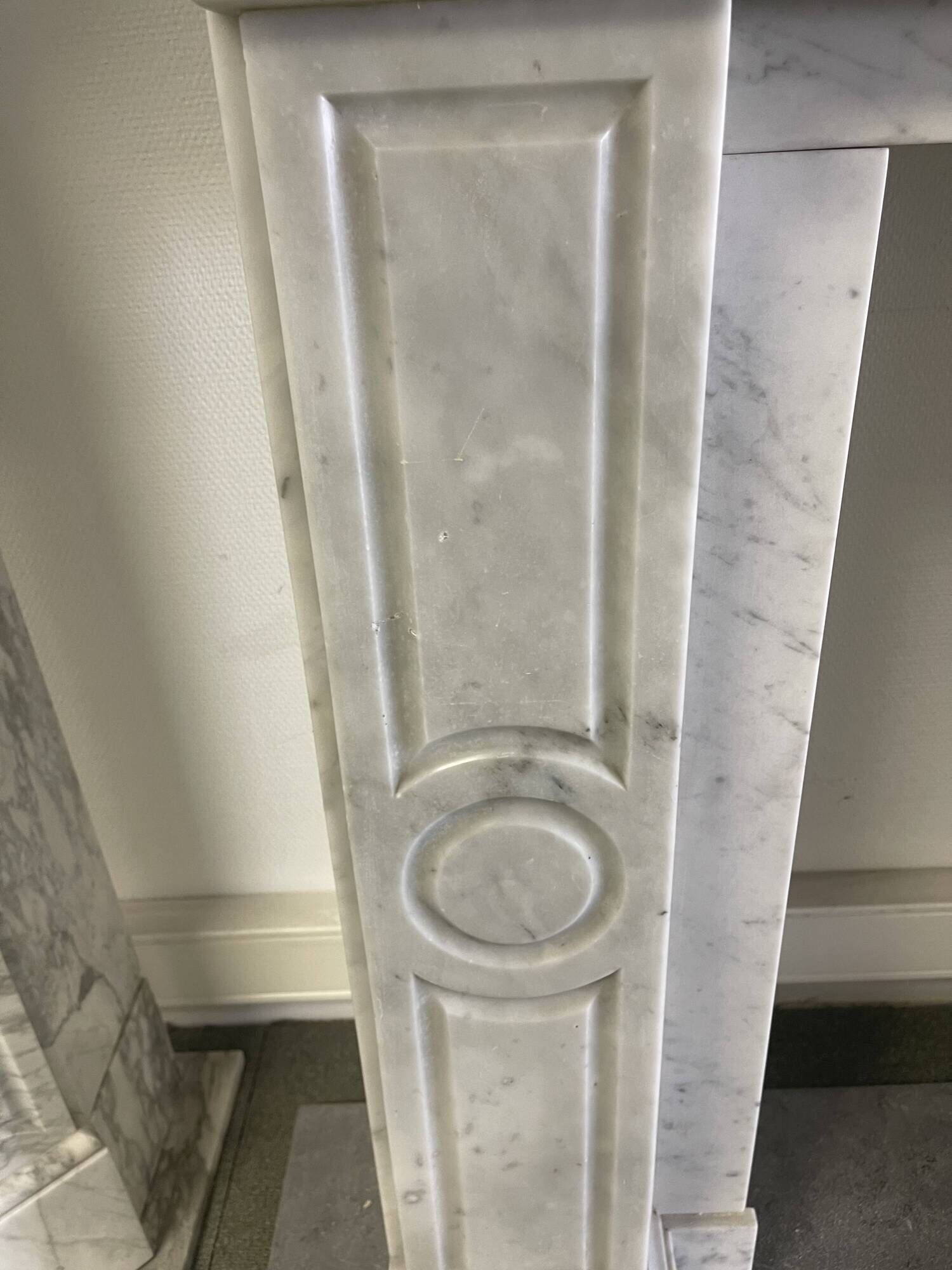 Cheminée de style Louis XVI en marbre blanc carrare xx siècle