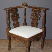 Fauteuil d'angle à décor d'ange sculpté en noyer XIX