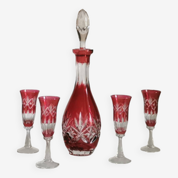 Botella y copas - crystal bohemia tallado sobre rojo