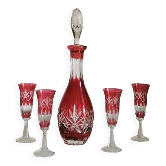 Botella y copas - cristal bohemia tallado sobre rojo