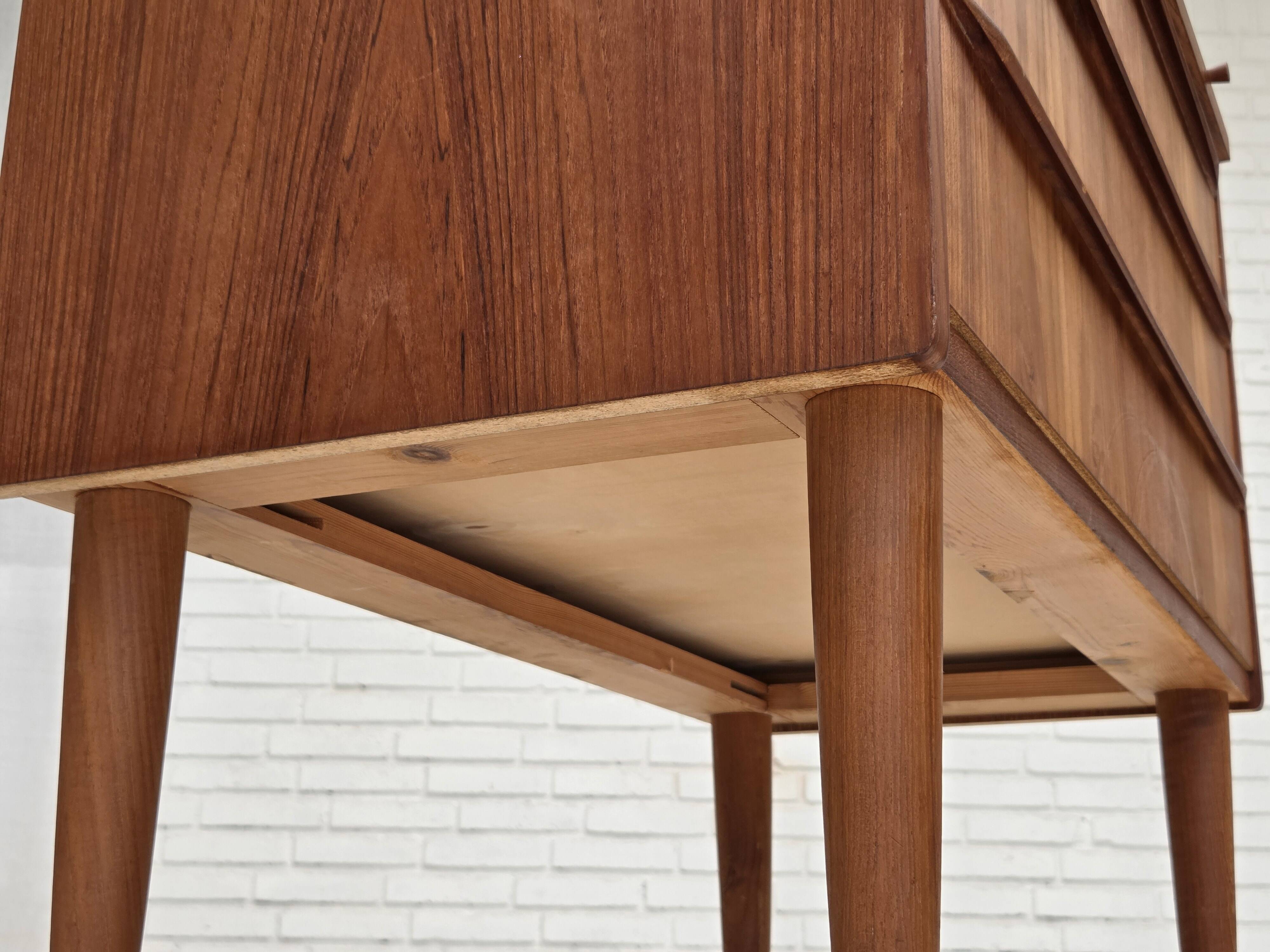 Commode danoise des années 1970 avec un miroir pliant, en bois de teck.