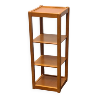 Une étagère ou un porte-livres vintage.