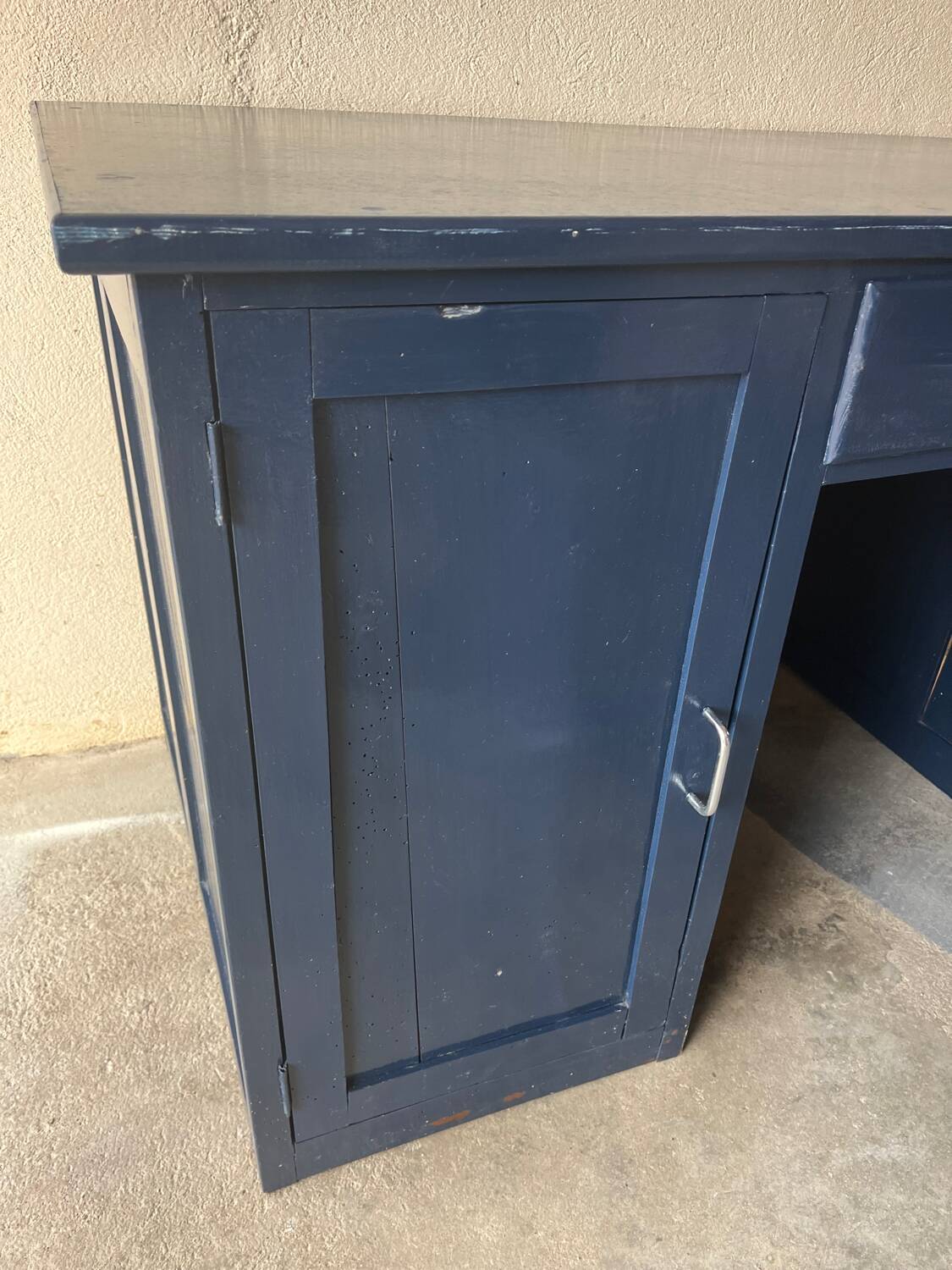 Old office from the 80s repainted in blue