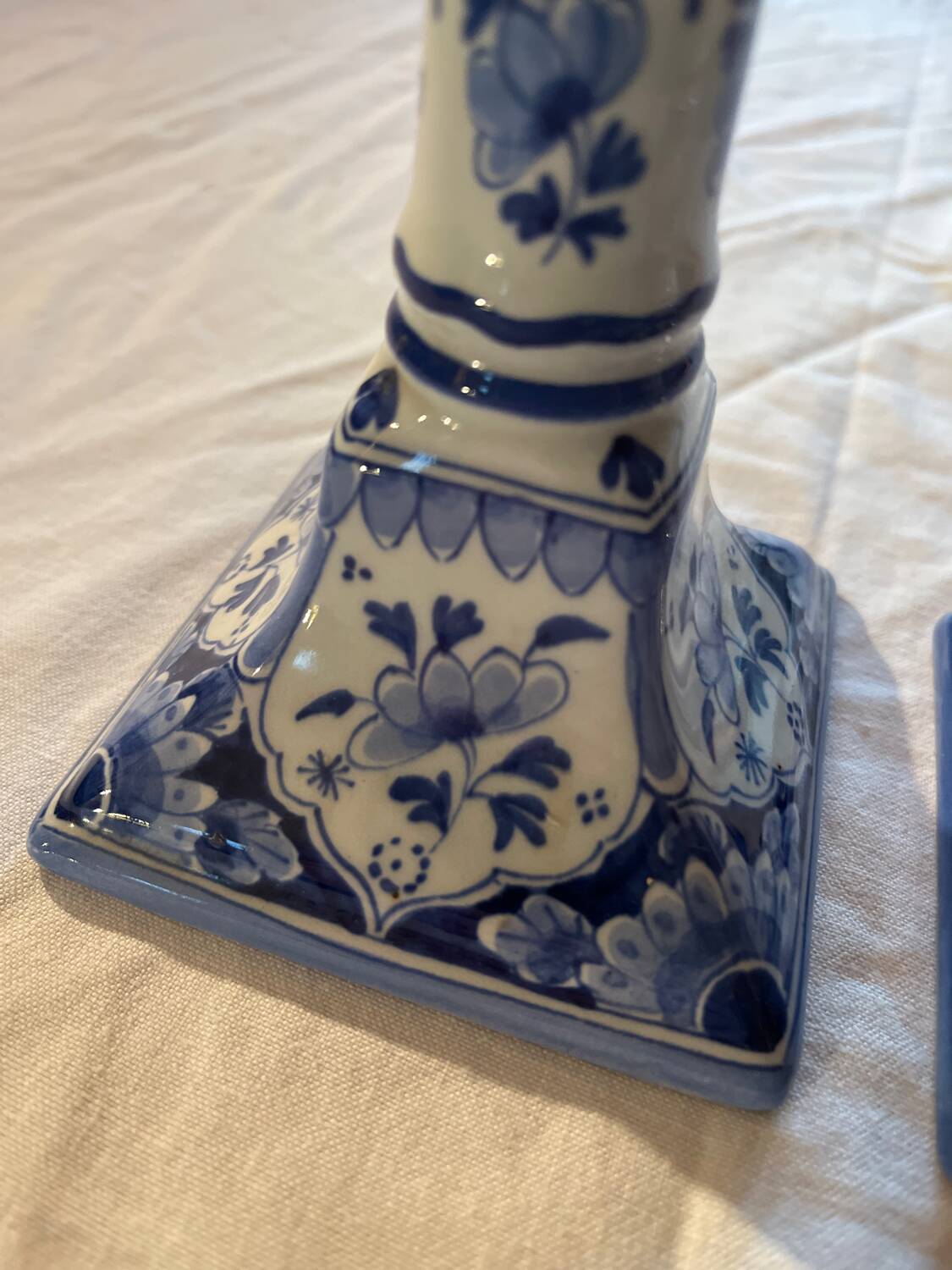 2 candlesticks in the style of the fiancé of Delft, Holland, 1988