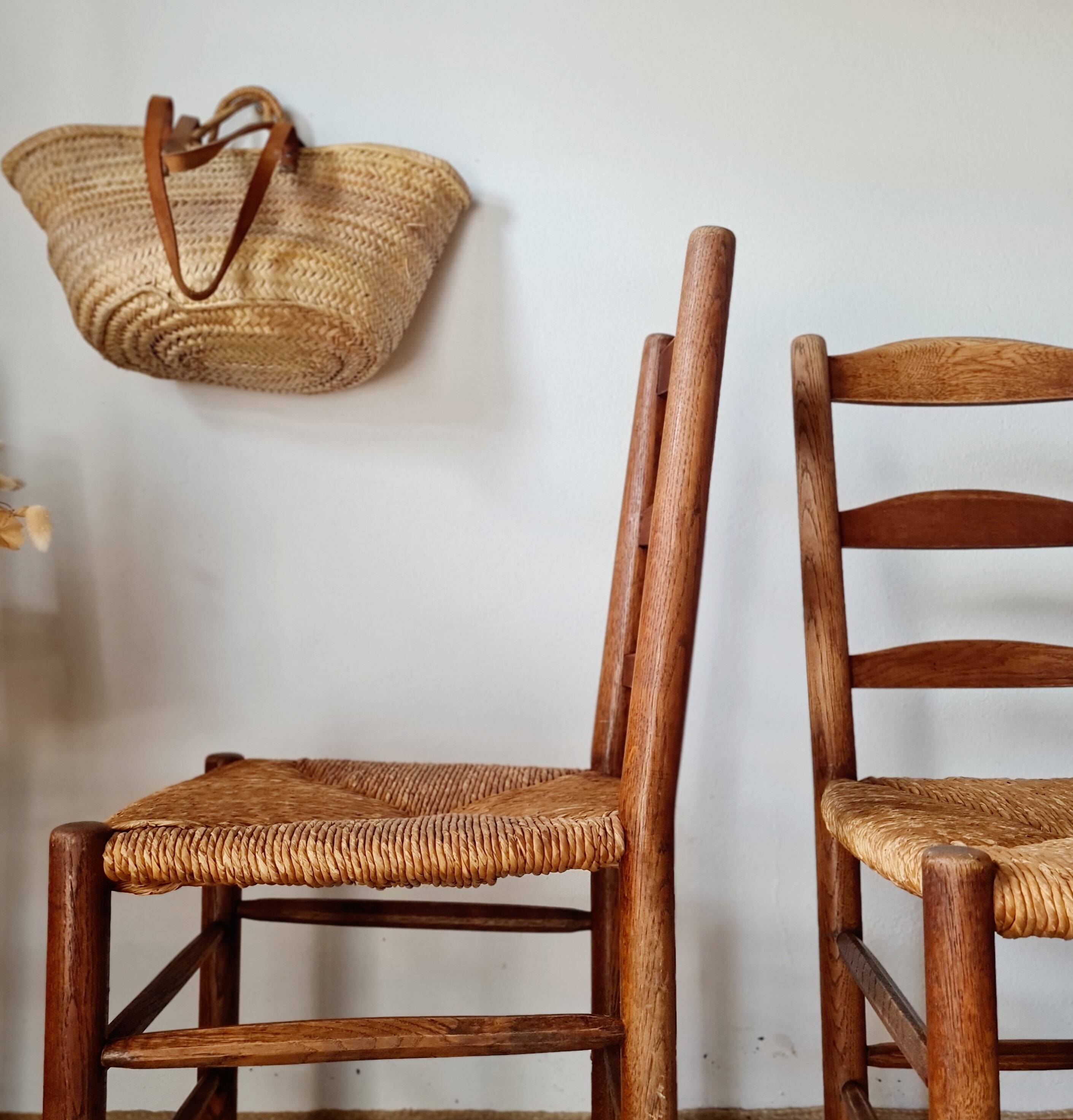 Set of 4 rustic chairs in solid oak and straw.