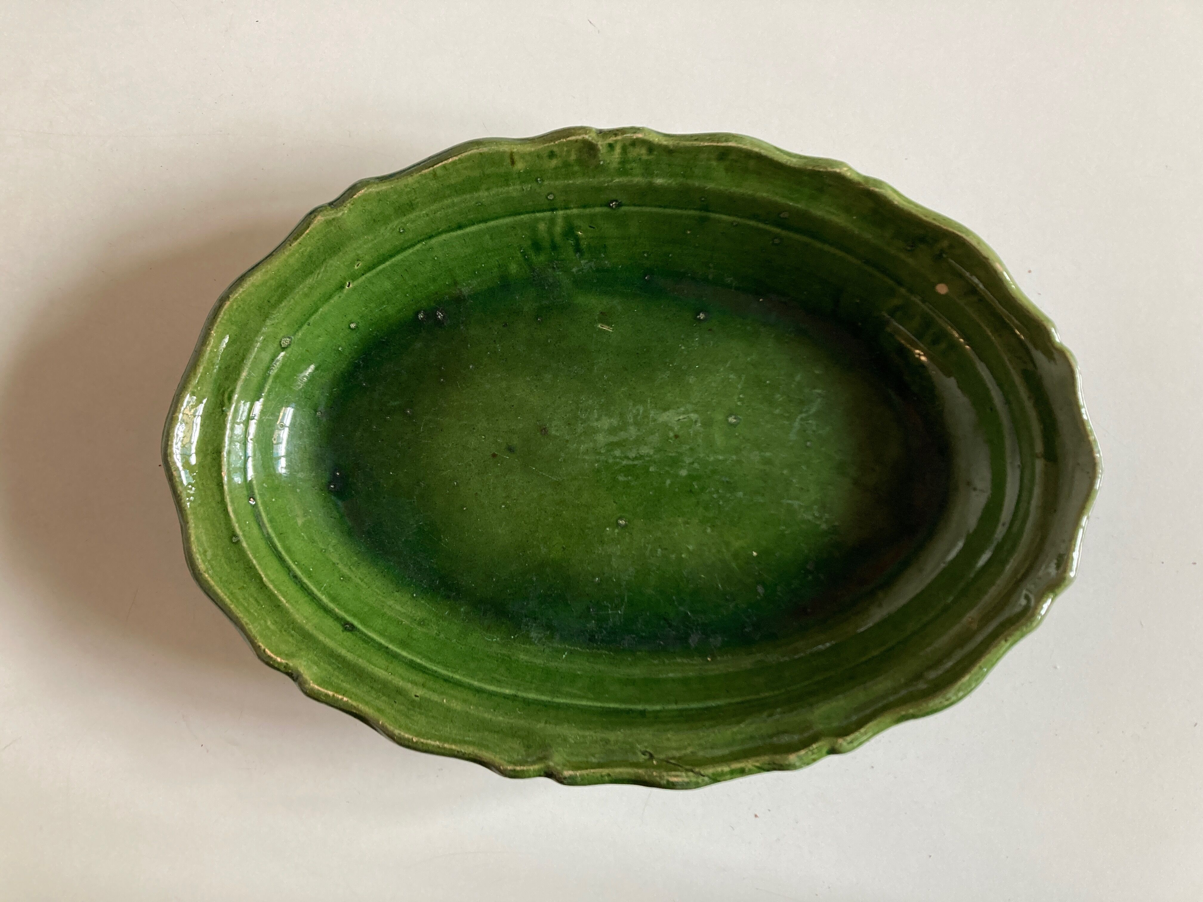 Plat creux de terre vernissée à godrons 1950 Provence