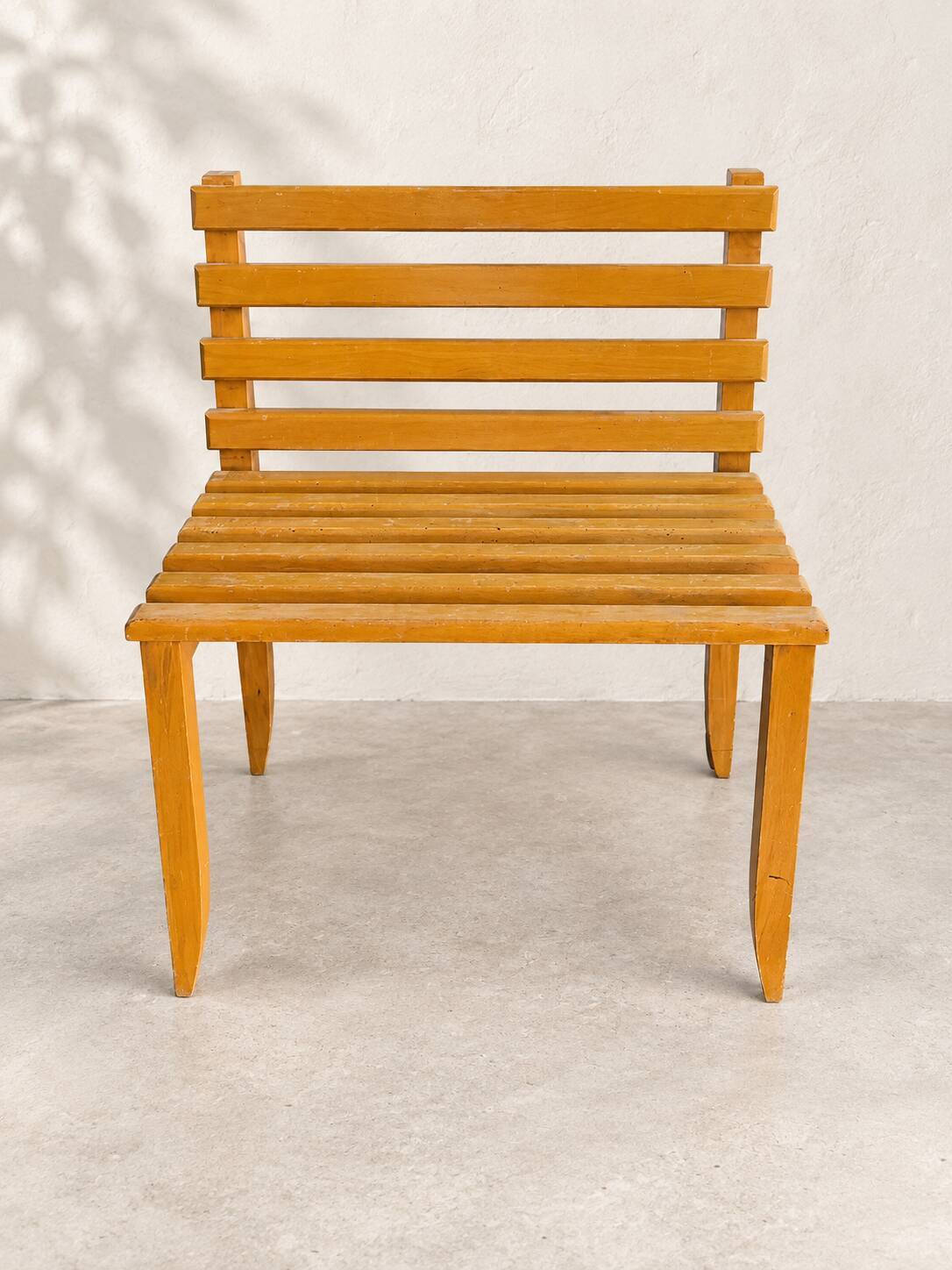 Fauteuil bas vintage en bois à lattes – design moderniste